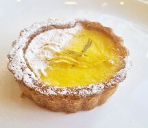 Тарталетка из песочного теста с лимонным кремом и цедрой лайма