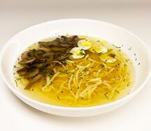 Лапша с грибами и перепелиным яйцом. Булочка или хлебные палочки на выбор