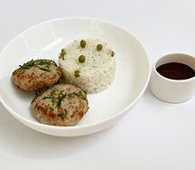 Котлетки из индейки с рисом, зеленым горошком и соусом барбекю