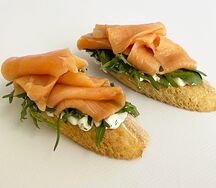 Мини-брускетты с лососем собственного посола, сливочным соусом и рукколой