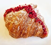 Круассан с малиновым вареньем 