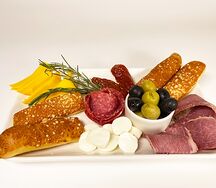 Антипасто с пастрами из говядины и салями