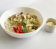 Пенне с индейкой в сливочном соусе с пармезаном