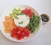 Боул с лососем и рисом с лимонно-соевым соусом 