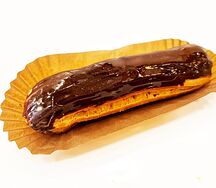 Эклер с шоколадным кремом 
