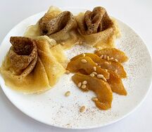 Блины с карамелизированной грушей