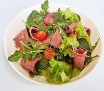 Салат с пастрами из говядины и медово-горчичной заправкой