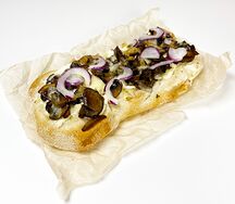 Пиццетта с грибами, трюфелем и сладким луком 