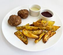 Котлетки из индейки с печеным картофелем