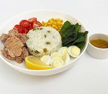 Боул с тунцом и рисом с медовой горчично-оливковой заправкой