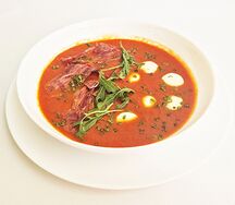 Суп томатный с пастрами из говядины и моцареллой