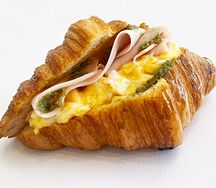 Круассан с соусом песто, ветчиной и омлетом скрэмбл 