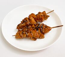 Шашлычки из куриного филе в соусе терияки с кунжутом