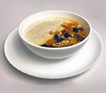 Каша овсяная на молоке с карамельным соусом и сухофруктами