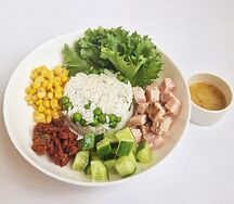 Боул с индейкой, рисом и медовой горчично-оливковой заправкой