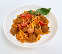 Пенне с мясными фрикадельками, томатным соусом и базиликом