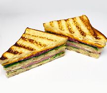 Клаб-сэндвич с ветчиной, салями, сыром Чеддер, листьями салата и горчичным соусом