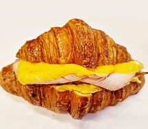 Круассан с пастрами из индейки, сыром и омлетом скрэмбл