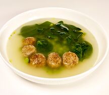 Суп с мясными фрикадельками, зеленым горошком и зеленью