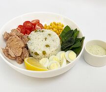 Боул с тунцом и рисом с пикантным сливочным соусом