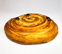 Улитка из слоеного теста с заварным кремом и изюмом