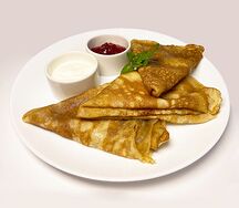 Блины со сметаной и клубничным джемом