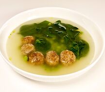 Суп с мясными фрикадельками, зеленым горошком и зеленью