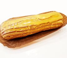 Эклер с карамельный кремом 