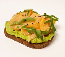Сэндвич с лососем и гуакамоле на бородинском хлебе