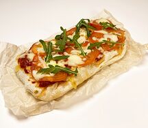 Пиццетта с моцареллой, томатами и рукколой