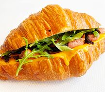 Круассан с пастрами из утиной грудки, брусничным соусом и соусом с острыми бобами