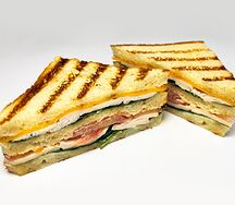 Клаб-сэндвич с индейкой, томатами, салатом, сыром и медово-горчичным соусом