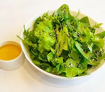 Микс-салат с оливково-лаймовой заправкой 