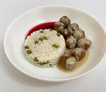 Фрикадельки с рисом, горошком с пикантно сырно-сливочным и брусничным соусами 