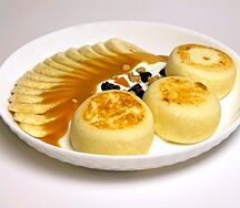 Сырники с бананом, сметаной и сухофруктами 