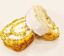 Морковный рулет с грецким орехом, маком и сливочно-сырным кремом 