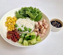 Боул с индейкой, рисом и лимонно-соевым соусом