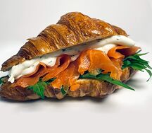 Круассан с лососем собственного посола, сливочным сыром с укропом и свежей рукколой