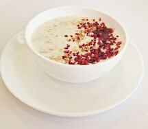 Каша овсяная на молоке с малиновым вареньем и гранолой