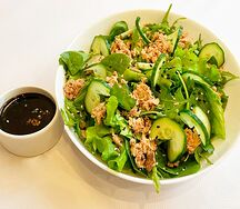 Зеленый салат с тунцом и свежим огурцом