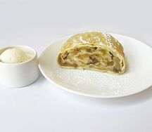 Штрудель из слоеного бездрожжевого теста с яблоком и сахарной пудрой