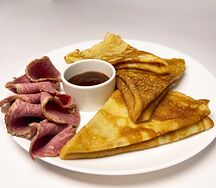 Блины с пастрами из говядины и соусом барбекю