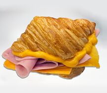 Круассан с ветчиной и двумя видами сыра 