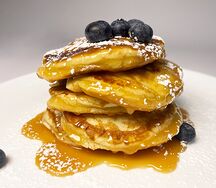 Оладьи с карамельным соусом и черникой