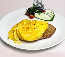 Омлет Скрэмбл с овощами, зеленью и поджаренным ломтиком хлеба тартин