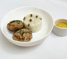 Котлетки из индейки с рисом, горошком и горчичным соусом