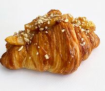 Круассан с карамелизированной грушей и кедровыми орешками
