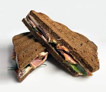 Клаб-сэндвич с пастрами из утиной грудки, сливочным сыром и брусничным соусом