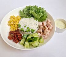 Боул с индейкой, рисом и пикантным сливочным соусом