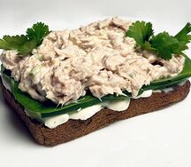 Сэндвич с тунцом, сливочным сыром и кинзой